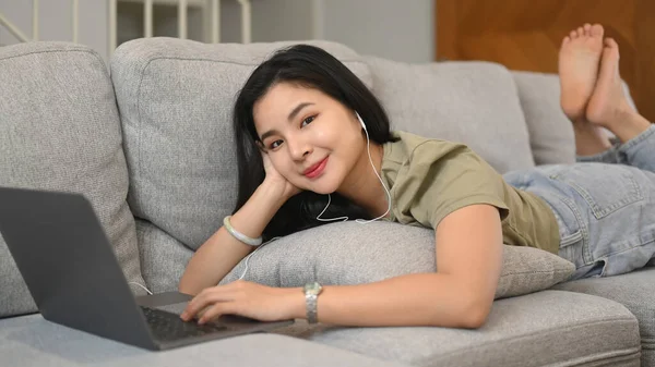 Pretty Young Asian Woman Lying Cozy Couch Browsing Internet Laptop — Stock Photo, Image