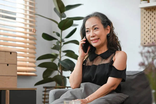 Felice Donna Pensione Che Parla Sul Cellulare Riposando Sul Divano — Foto Stock