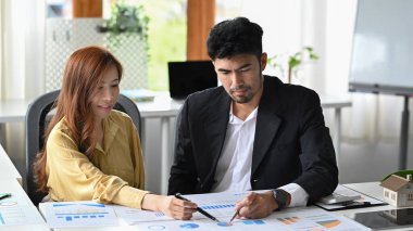 Çağdaş ofiste iki iş ortağı yeni başlangıç projesini tartışıyor..