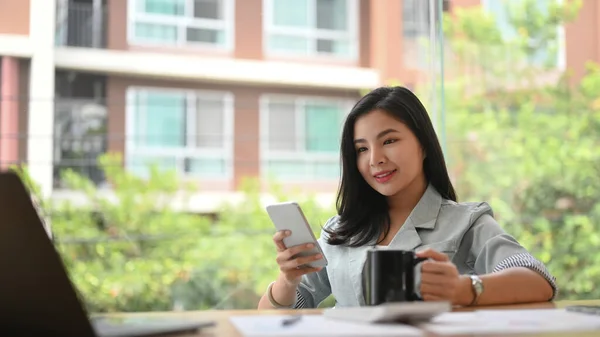 Pretty Asian Employee Using Mobile Phone Taking Coffee Break Modern — Φωτογραφία Αρχείου