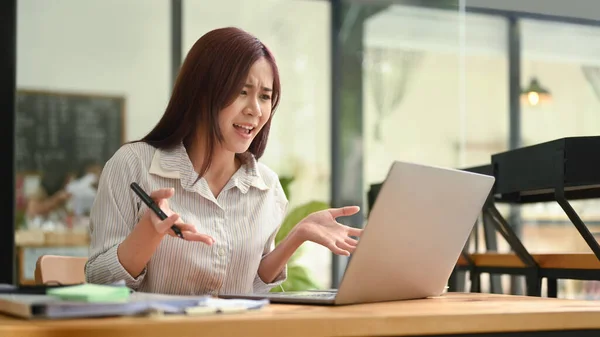 Funcionário Feminino Frustrado Que Tem Problemas Com Computador Portátil Estressado — Fotografia de Stock