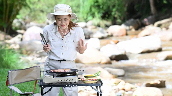 Asian Woman Traveler Grilled Meat Dinner Camping Alone Creek Summer — Stok fotoğraf