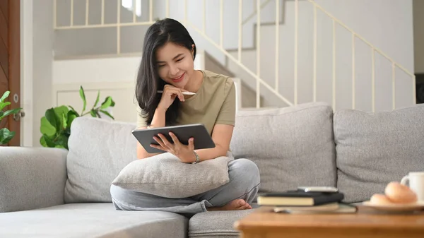 Smiling Young Asian Woman Casual Clothes Using Digital Tablet Couch — ストック写真