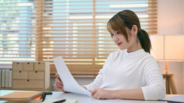 Νεαρή Γυναίκα Επενδυτής Που Διαβάζει Στατιστικά Έγγραφα Προγραμματισμός Επιχειρηματικής Στρατηγικής — Φωτογραφία Αρχείου