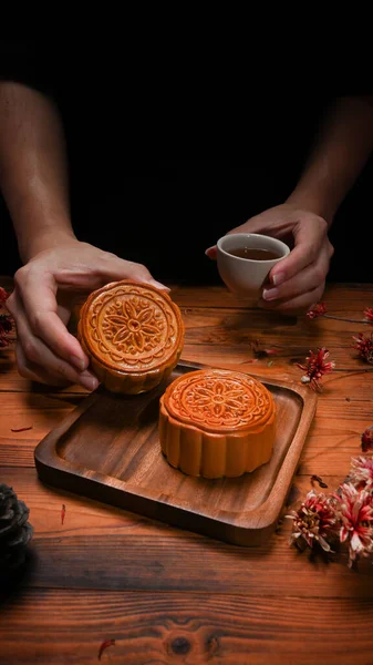 Hand Holding Traditional Mooncake Cup Tea Mid Autumn Festival Chinese — Stock fotografie