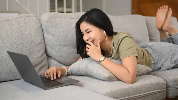 Cheerful Asian Woman Lying Couch Chatting Online Social Network Laptop — Stock Photo, Image