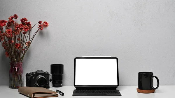 Digitális Tabletta Vezeték Nélküli Billentyűzet Kamera Notebook Kávéscsésze Fehér Asztalon — Stock Fotó