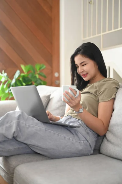 Beautiful Asian Woman Sitting Couch Using Laptop Remote Working Home — Zdjęcie stockowe
