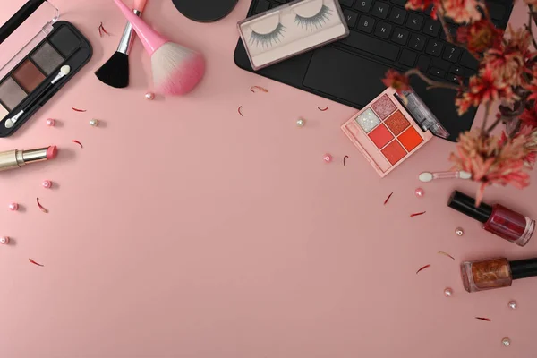 Brosses Maquillage Cosmétiques Ordinateur Portable Fleurs Sur Fond Rose Espace — Photo