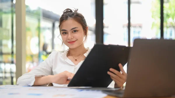 Pleasant Young Businesswoman Holding Clipboard Working Online Laptop Her Workplace — Stock Photo, Image