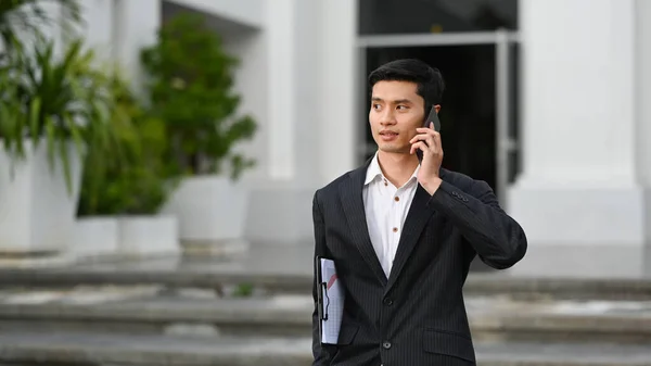 Fiatal Üzletember Formális Ruhában Áll Egy Irodaház Előtt Mobilon Beszél — Stock Fotó