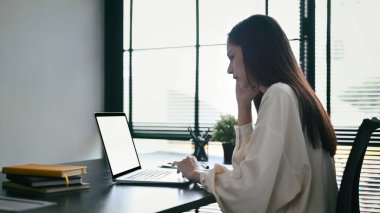 Dizüstü bilgisayar kullanarak, modern ofisteki araştırma projesinde çalışan kadın çalışanlara odaklanmış..