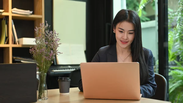 Asian Woman Entrepreneur Working Analyzing Online Information Laptop Computer — ストック写真