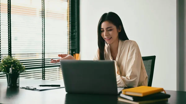 Confident Businesswoman Communicating Video Conference Distance Job Interview Laptop Computer — Foto Stock
