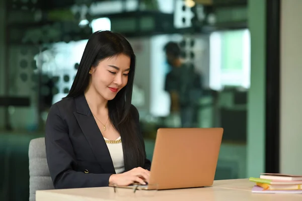 Millennial Female Entrepreneur Using Laptop Working Research Project Her Personal — Fotografia de Stock