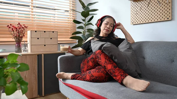 Femme Mûre Reposant Sur Canapé Écoutant Musique Sur Casque Sans — Photo