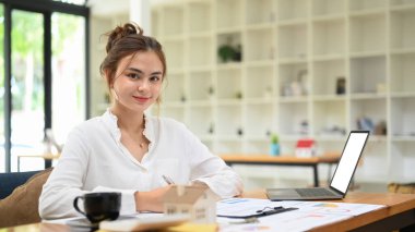 Kendine güvenen kadın yatırımcılar, emlak yatırımları için finans ve planlama hesapları için hesap makinesi kullanıyorlar.