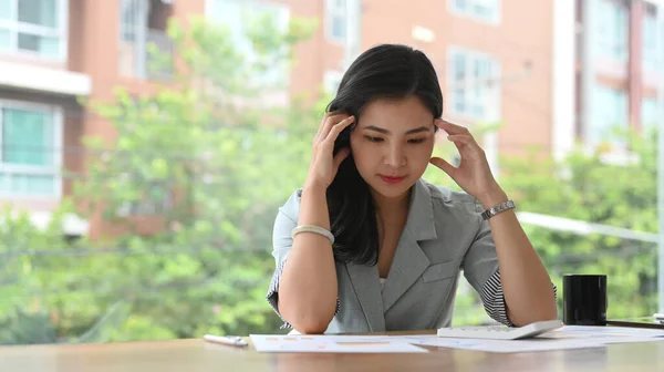 Frustrated Working Woman Reading Document Solving Business Problem Emotional Pressure — Stockfoto