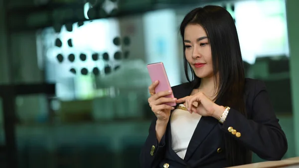 Gorgeous Asian Working Woman Sitting Office Using Mobile Phone — Foto Stock