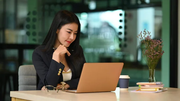 Concentrated Millennial Businesswoman Reading Business Email Financial Information Laptop Computer — Fotografia de Stock