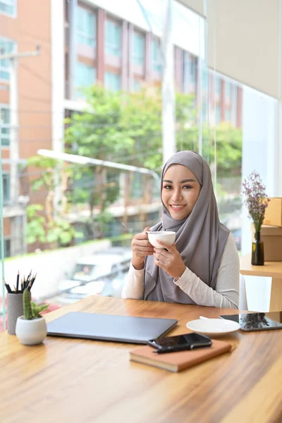 Smiling Muslim Businesswoman Hijab Sitting Her Office Enjoying Morning Coffee — Stockfoto