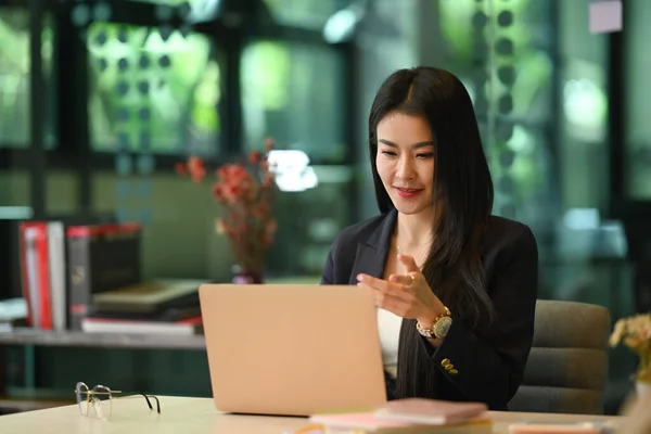 Asian Woman Investor Working Reading Business Data Laptop Computer While — ストック写真