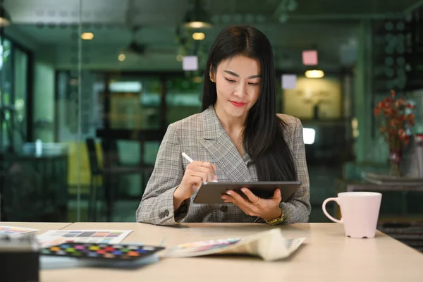 Professional Female Interior Designer Using Digital Tablet Sitting Modern Creative — ストック写真
