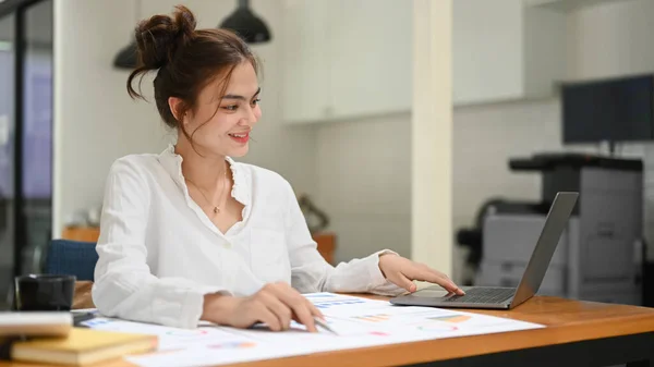 Beautiful Young Female Economist Working Document Her Workplace — 스톡 사진