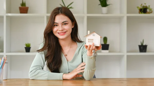 Jovem Bonita Mãos Segurando Modelo Casa Sorrindo Para Câmera Conceito — Fotografia de Stock