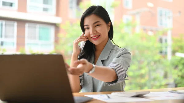 Charming Asian Businesswoman Consulting Client Cellphone Using Laptop Computer Modern — 스톡 사진