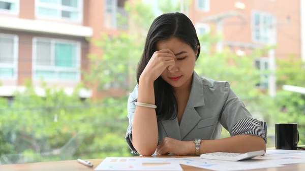 Stressed Businesswoman Reading Document Solving Business Problem Emotional Pressure Stress — Stockfoto