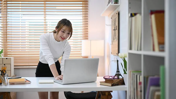 Pretty Young Female Freelancer Woman Typing Mails Answers Working Online — Stockfoto
