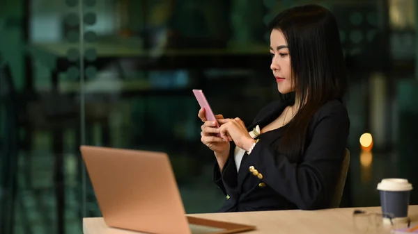 Pleasant Asian Businesswoman Sitting Contemporary Office Using Mobile Phone — Φωτογραφία Αρχείου