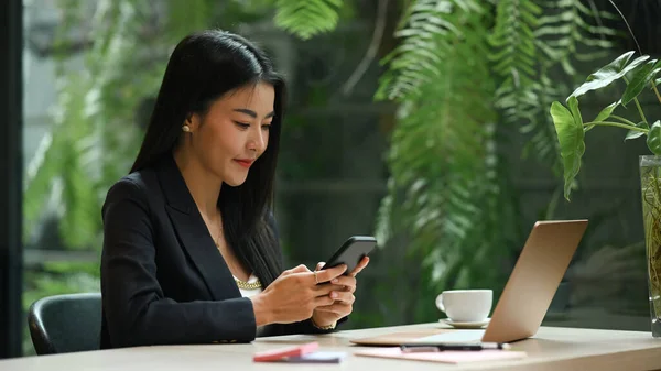 Asian Working Woman Texting Text Message Her Smart Phone Working — Φωτογραφία Αρχείου