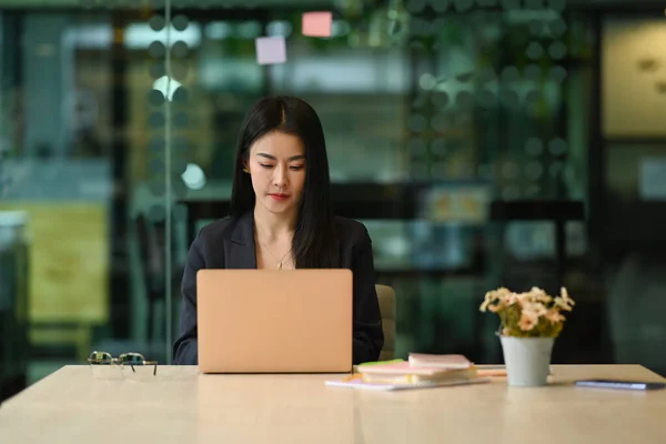 Millennial Female Entrepreneur Typing Business Email Working Online Her Laptop — ストック写真