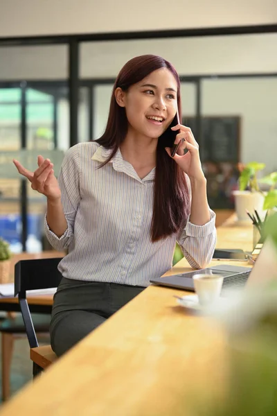 Shot Young Female Entrepreneur Having Pleasant Phone Conversation Her Business — 스톡 사진