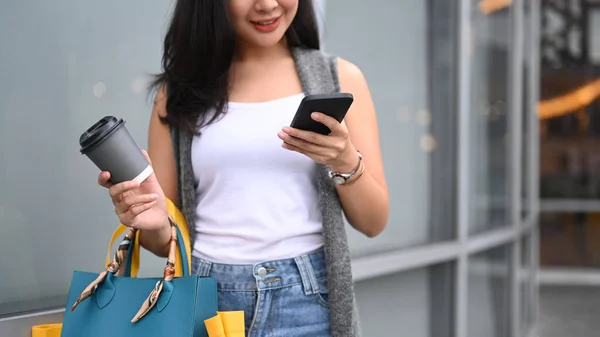 Happy Young Woman Walking Street Shopping District Her Shopping Bags — Stok fotoğraf