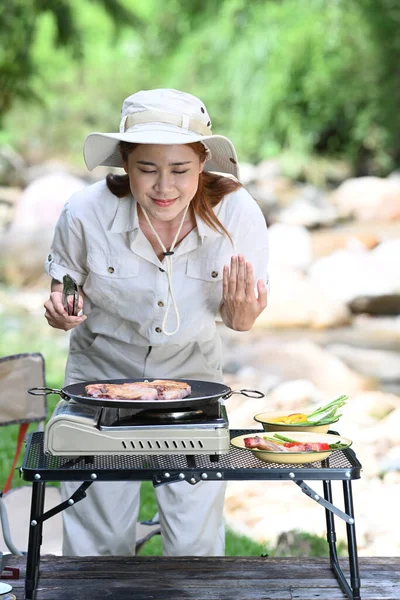 Happy Female Tourist Grilled Meat Portable Camping Stove Adventure Travel — Stok fotoğraf