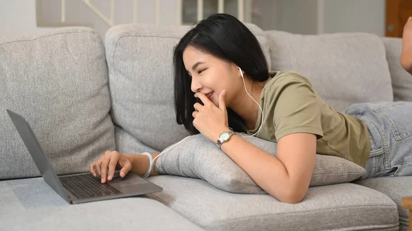 Pretty Asian Woman Lying Couch Watching Funny Movie Laptop Computer — Stock Photo, Image