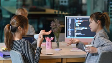 Başlangıçta web sitesi projesini tartışan ve üzerinde çalışan odaklanmış yazılım geliştiricileri.