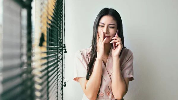 Surprised Young Woman Having Pleasant Conversation Getting Good News Negotiations — Φωτογραφία Αρχείου