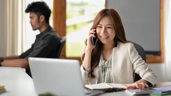 Attractive Female Financial Advisor Having Negotiations Giving Professional Consultation Customer — Fotografia de Stock