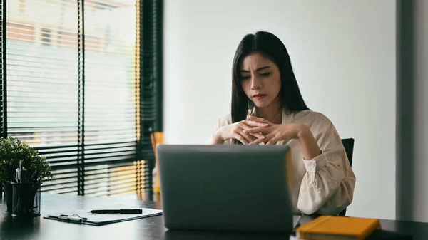 Frustrated Female Employee Looking Laptop Having Problem Online Email Notification — Φωτογραφία Αρχείου