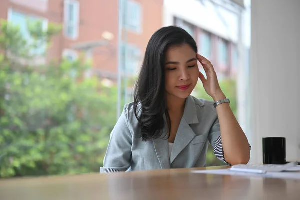 Frustrierte Junge Geschäftsfrau Hat Probleme Bei Der Arbeit Fühlt Sich — Stockfoto