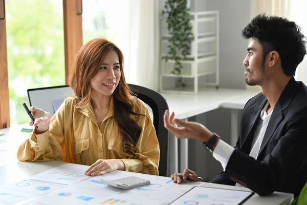 Parlak modern ofiste yeni projelerinde işbirliği yapan iş adamları kurun..
