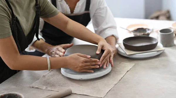 Young Asian Woman Mature Woman Molding Clay Enjoy Making Handcrafted — Stockfoto