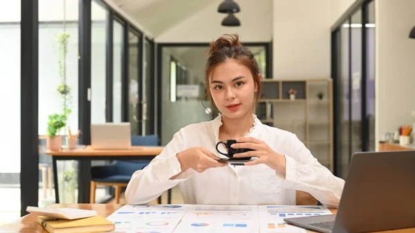 Portrait Young Female Employee Holding Coffee Looking Confidently Camera — Φωτογραφία Αρχείου