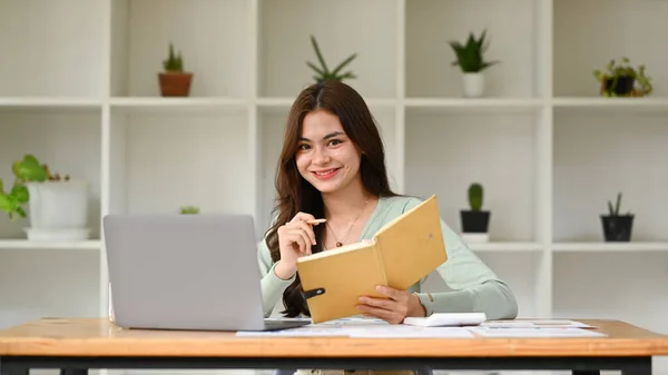 Pretty Young Female Freelancer Sitting Bright Modern Home Office Smiling — Stock Photo, Image