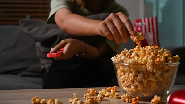 Shot Woman Hand Grabbing Popcorn Wooden Bowl Watching Home Leisure — Stockfoto
