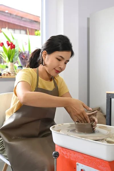 Focused Young Woman Wearing Apron Creating Handmade Ceramic Bowl Pottery — Stockfoto